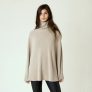 ASTA. Ribbstickad poncho med polo i 100% kashmir. Beige.